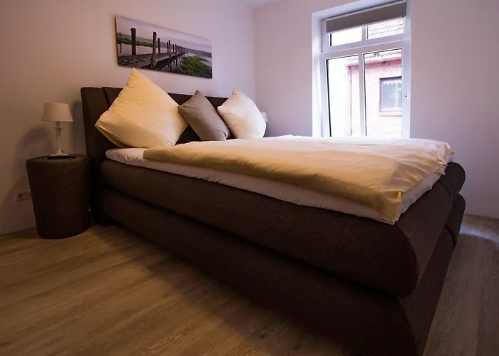 Frau-clara-haus-ecke-1 Apartment *